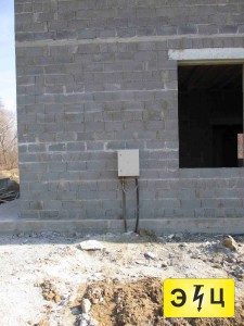 Монтаж щита учета с кабельным вводом на стене строящегося здания